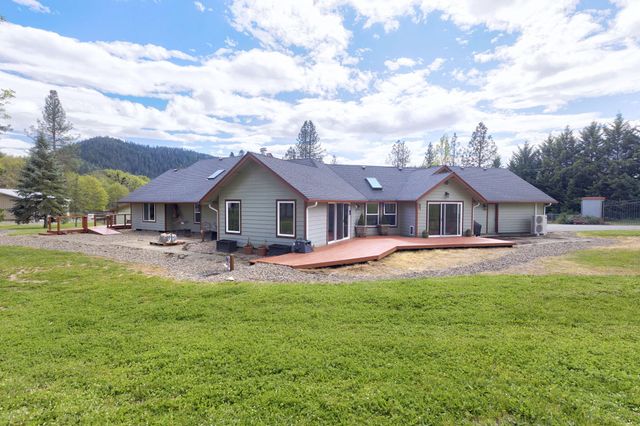 201 Hoffman Way, Grants Pass, OR 97526