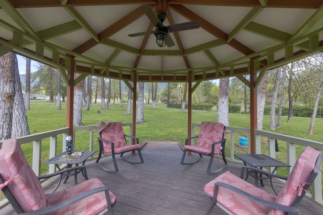 201 Hoffman Way, Grants Pass, OR 97526