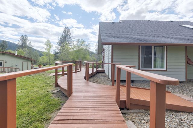 201 Hoffman Way, Grants Pass, OR 97526