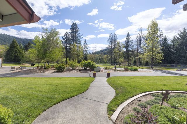 201 Hoffman Way, Grants Pass, OR 97526