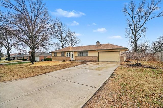 8225 WOOD Avenue, Kansas City, KS 66112