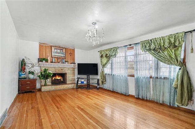 8225 WOOD Avenue, Kansas City, KS 66112