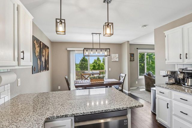 809 Brookstone Crest, Mount Horeb, WI 53572