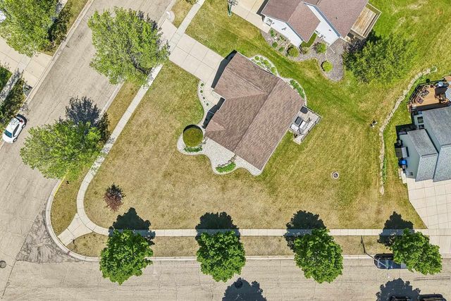 809 Brookstone Crest, Mount Horeb, WI 53572