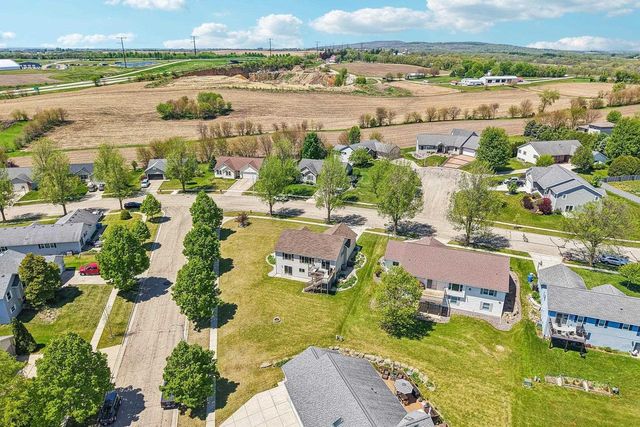 809 Brookstone Crest, Mount Horeb, WI 53572