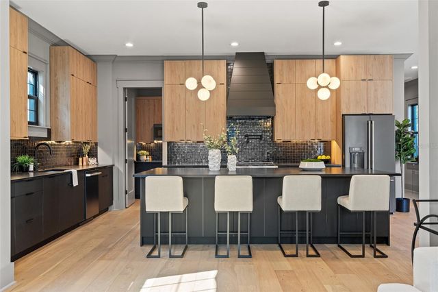 807 W PARK AVENUE, Tampa, FL 33602