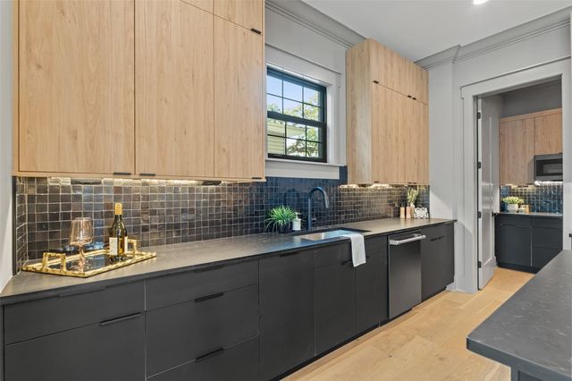 807 W PARK AVENUE, Tampa, FL 33602