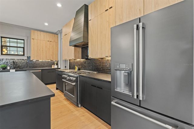 807 W PARK AVENUE, Tampa, FL 33602