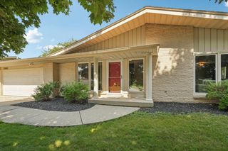 12460 W Crawford DRIVE, New Berlin, WI 53151