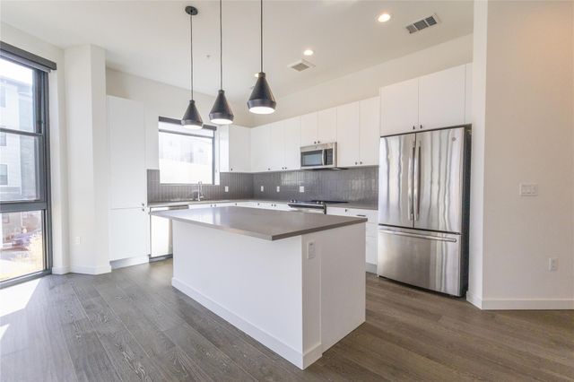 800 Embassy DR 137, Austin, TX 78702