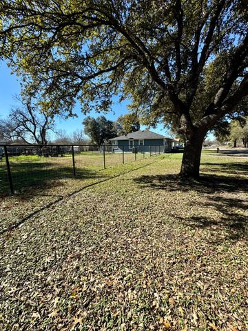 216 Bluebonnett Drive, Marlin, TX 76661