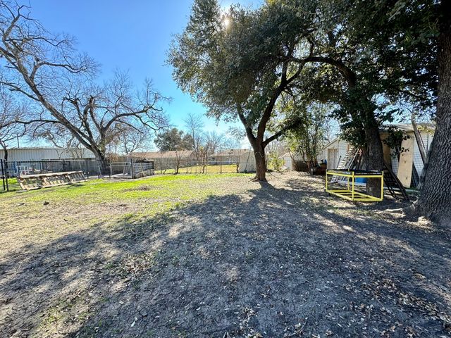 216 Bluebonnett Drive, Marlin, TX 76661