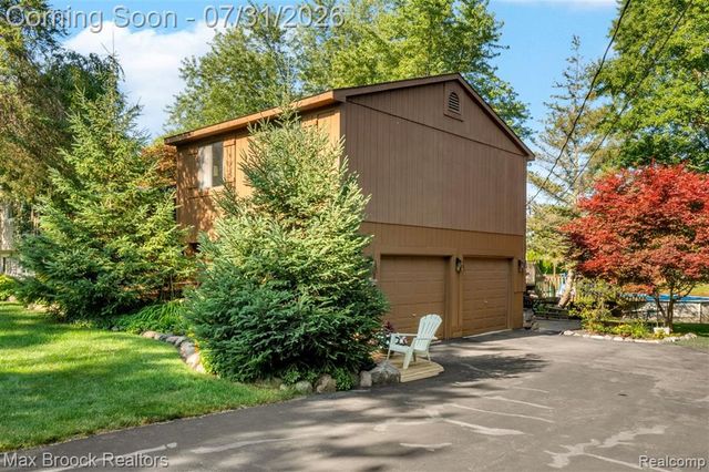 1580 Mercedes Street, West Bloomfield, MI 48324