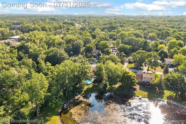 1580 Mercedes Street, West Bloomfield, MI 48324