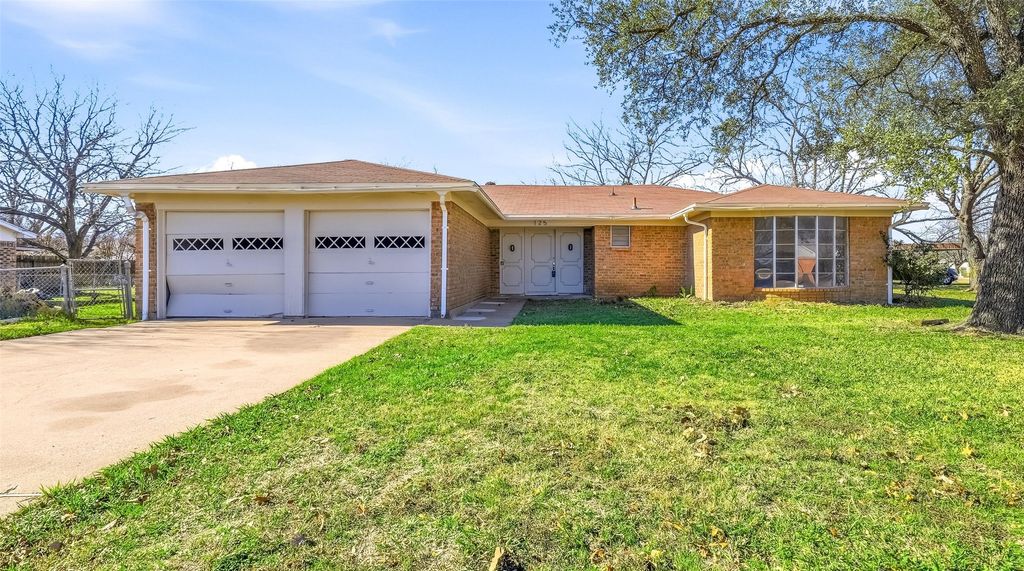 125 N Jessup Street, Alvarado, TX 76009