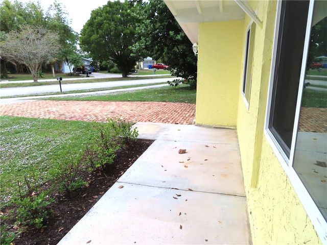 495 Easy Street, Sebastian, FL 32958