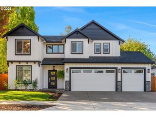 110 W OXFORD St, Newberg, OR 97132