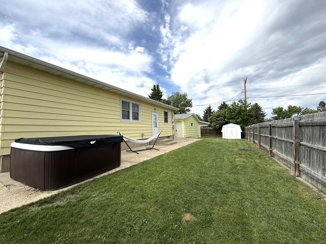 2300 NW 8th St, Minot, ND 58703