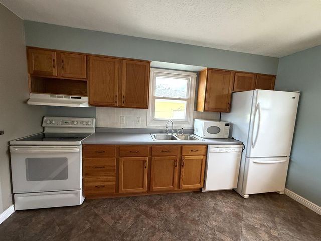 2300 NW 8th St, Minot, ND 58703