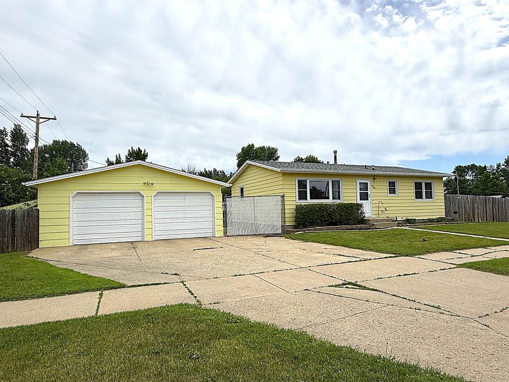 2300 NW 8th St, Minot, ND 58703