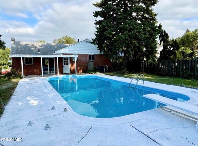 358 Crestway Drive, Oregon, OH 43616