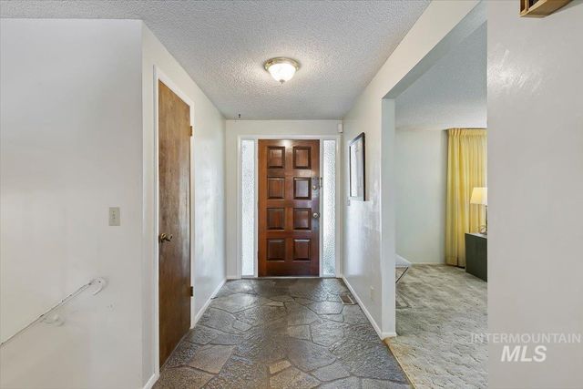 8755 W Cranbrook Dr, Boise, ID 83704
