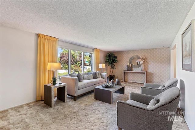 8755 W Cranbrook Dr, Boise, ID 83704