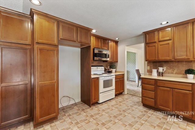 8755 W Cranbrook Dr, Boise, ID 83704