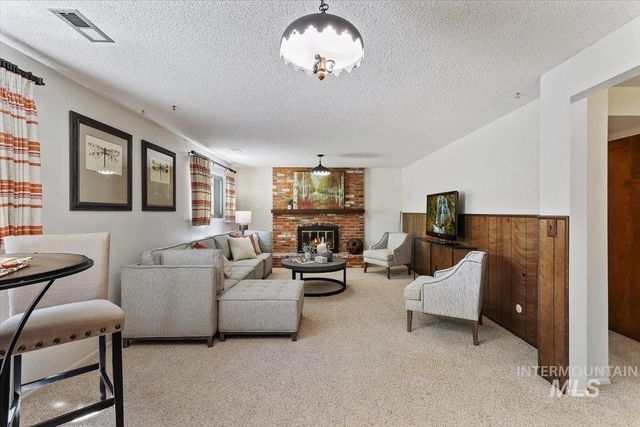 8755 W Cranbrook Dr, Boise, ID 83704