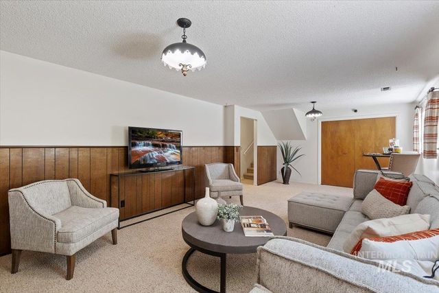 8755 W Cranbrook Dr, Boise, ID 83704
