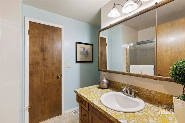 8755 W Cranbrook Dr, Boise, ID 83704
