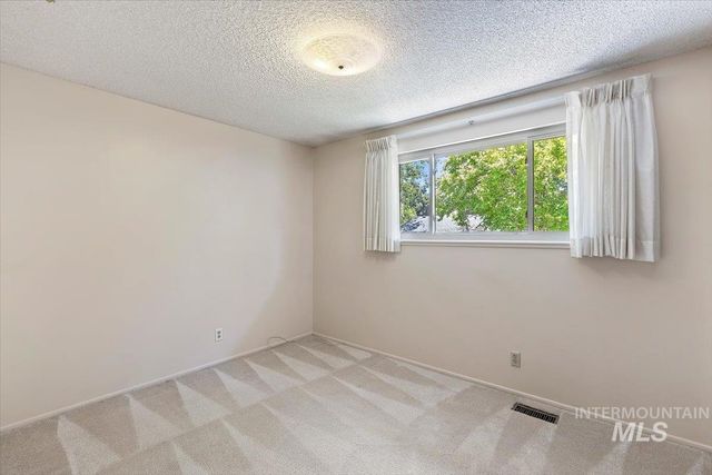 8755 W Cranbrook Dr, Boise, ID 83704