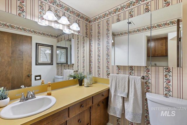 8755 W Cranbrook Dr, Boise, ID 83704