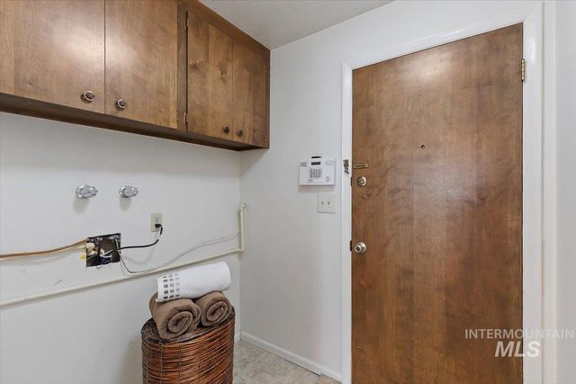 8755 W Cranbrook Dr, Boise, ID 83704