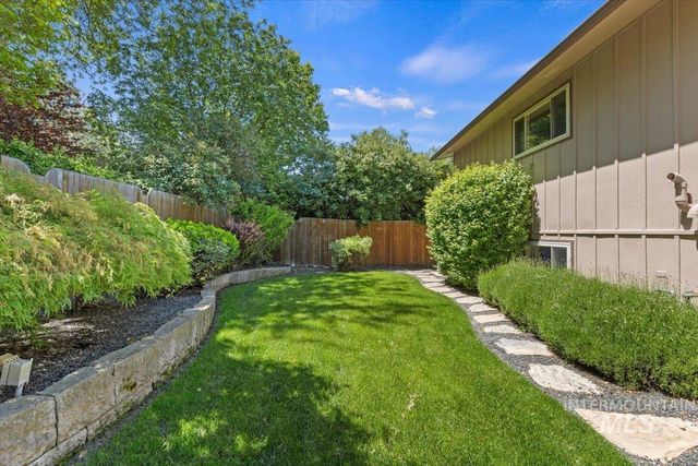 8755 W Cranbrook Dr, Boise, ID 83704