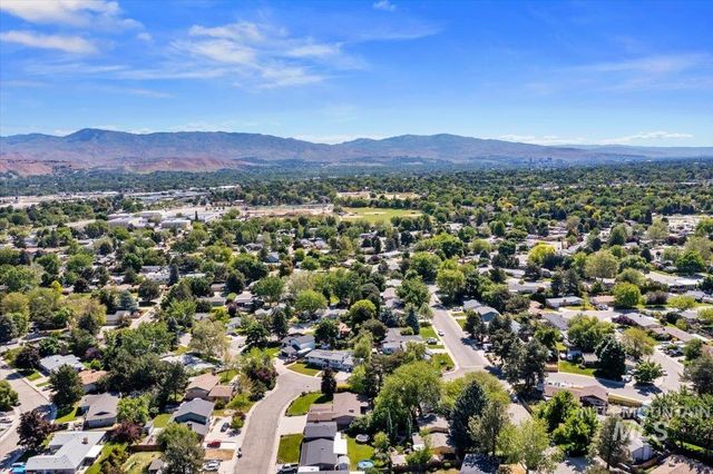 8755 W Cranbrook Dr, Boise, ID 83704