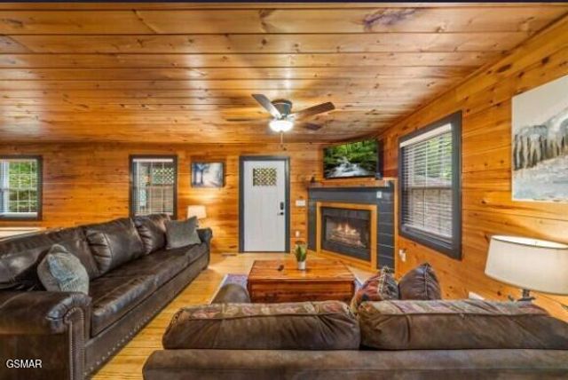 4151 Oak Ridge Street, Pigeon Forge, TN 37863