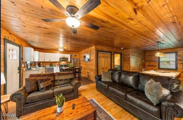 4151 Oak Ridge Street, Pigeon Forge, TN 37863