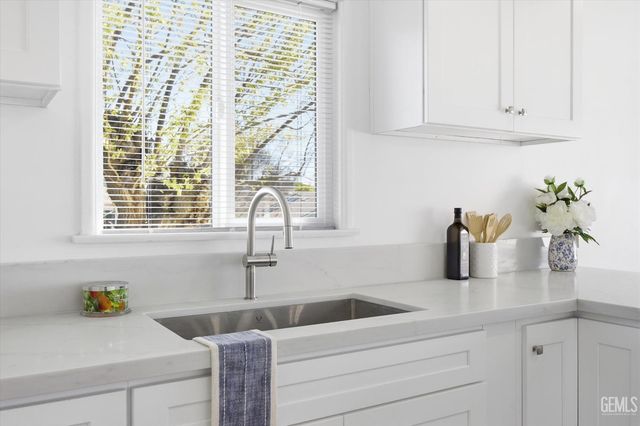 2401 Kenwood Road, Bakersfield, CA 93306