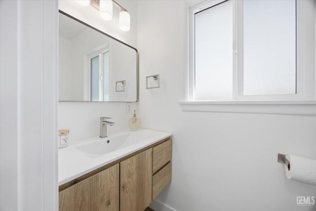 2401 Kenwood Road, Bakersfield, CA 93306