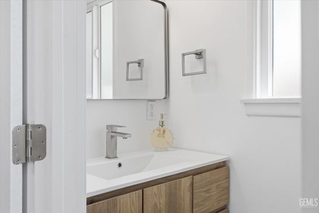 2401 Kenwood Road, Bakersfield, CA 93306