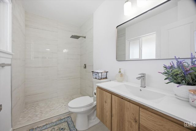 2401 Kenwood Road, Bakersfield, CA 93306