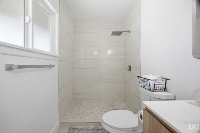 2401 Kenwood Road, Bakersfield, CA 93306