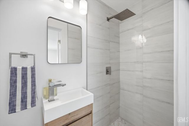 2401 Kenwood Road, Bakersfield, CA 93306