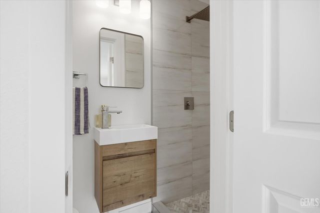 2401 Kenwood Road, Bakersfield, CA 93306