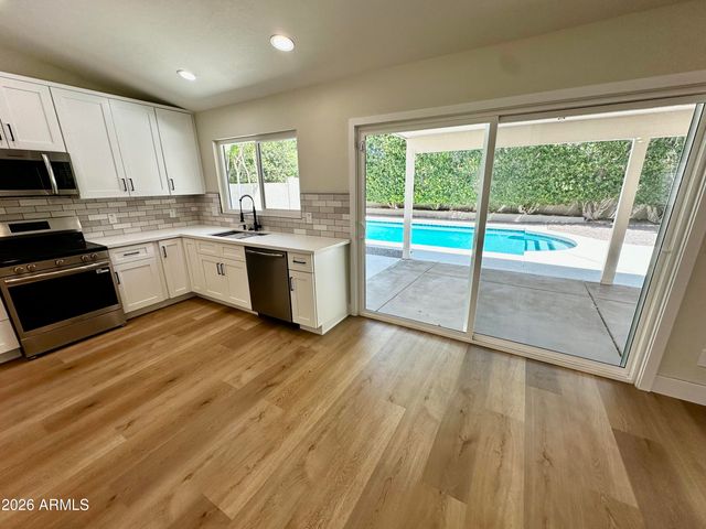 7352 W VIA DEL SOL Drive, Glendale, AZ 85310