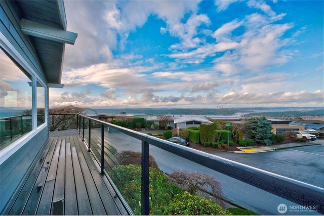 13901 Somerset Lane SE, Bellevue, WA 98006