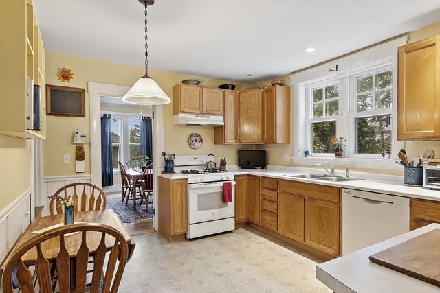 6 Moore Ave, Worcester, MA 01602