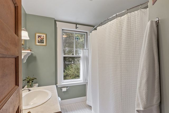 6 Moore Ave, Worcester, MA 01602