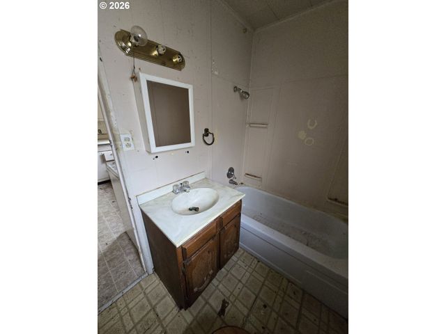 423 LONG Ave, Kelso, WA 98626